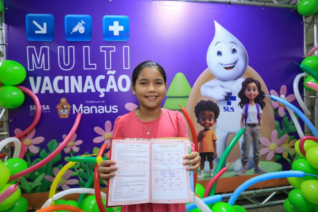 Criança sendo vacinada em unidade de saúde durante a campanha de multivacinação 2025 em Manaus