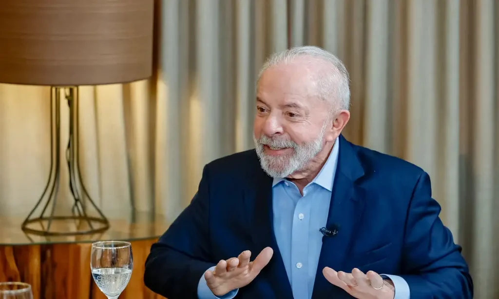Trump e Lula durante videoconferência sobre comércio e relações bilaterais Brasil-EUA.