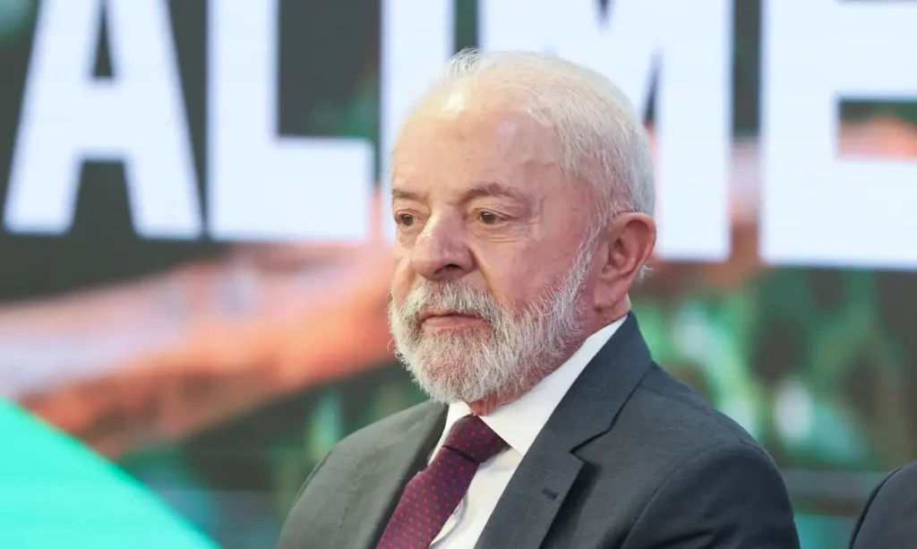 Presidente Lula embarca em aeronave da FAB após problema técnico em avião presidencial