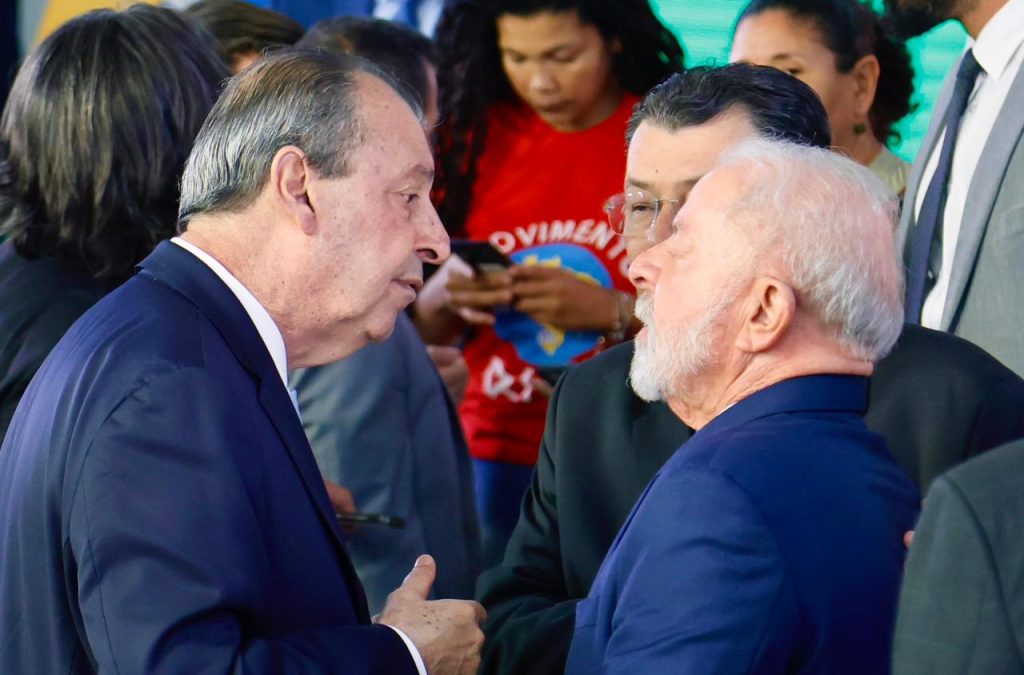 Senador Omar Aziz ao lado de Lula e Alexandre Silveira durante cerimônia em Brasília