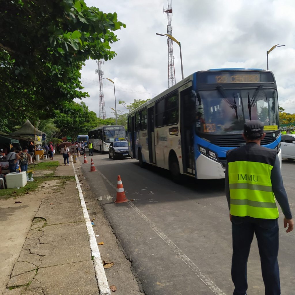 Manaus reforça frota de ônibus e trânsito nos cemitérios no Dia de Finados Prefeitura de Manaus reforça operação para Dia de Finados com 170 ônibus