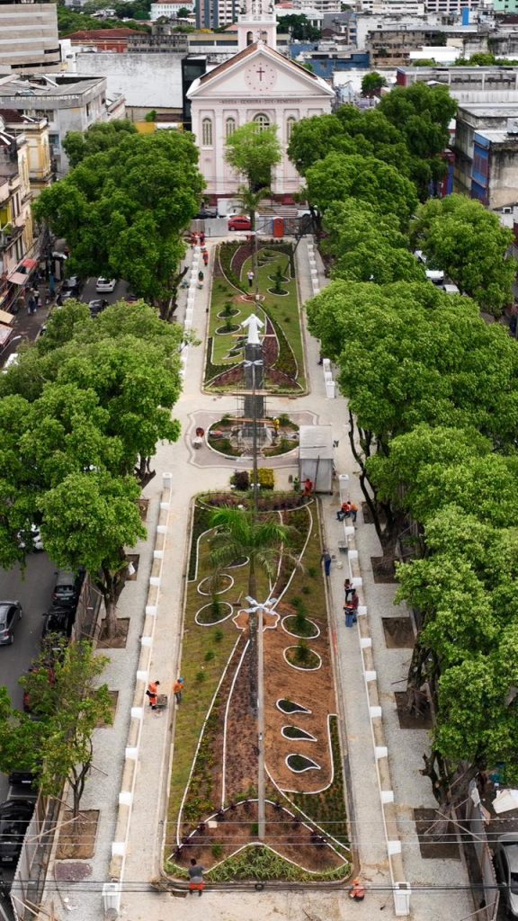 Prefeito-David-Almeida-e-vice-Renato-Junior-realizam-plantio-de-oliveiras-na-fase-final-do-restauro-da-praca-dos-Remedios-e-destacam-cuidado-historico-e-social-no-Centro