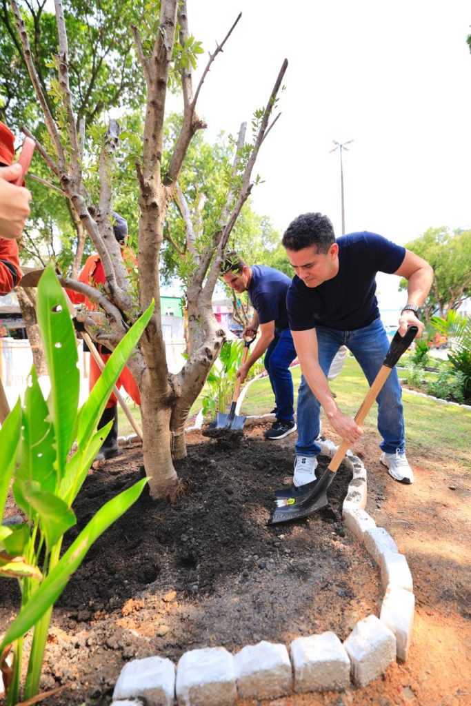Prefeito-David-Almeida-e-vice-Renato-Junior-realizam-plantio-de-oliveiras-na-fase-final-do-restauro-da-praca-dos-Remedios-e-destacam-cuidado-historico-e-social-no-Centro