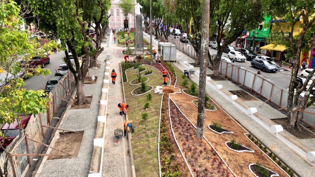 Prefeito-David-Almeida-e-vice-Renato-Junior-realizam-plantio-de-oliveiras-na-fase-final-do-restauro-da-praca-dos-Remedios-e-destacam-cuidado-historico-e-social-no-Centro