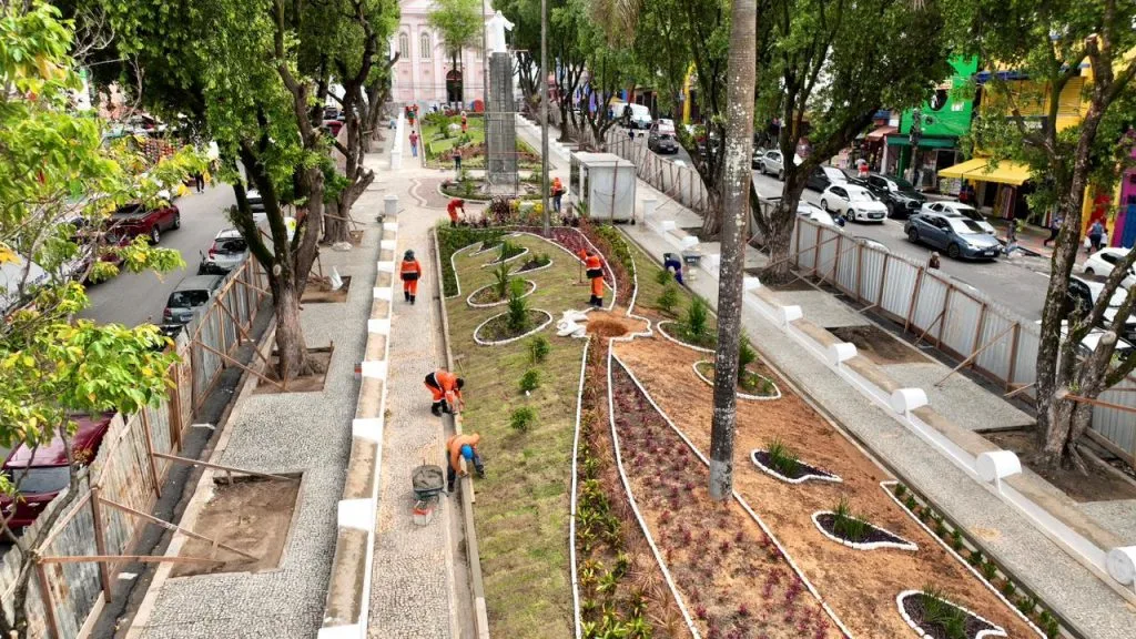 Prefeito-David-Almeida-e-vice-Renato-Junior-realizam-plantio-de-oliveiras-na-fase-final-do-restauro-da-praca-dos-Remedios-e-destacam-cuidado-historico-e-social-no-Centro