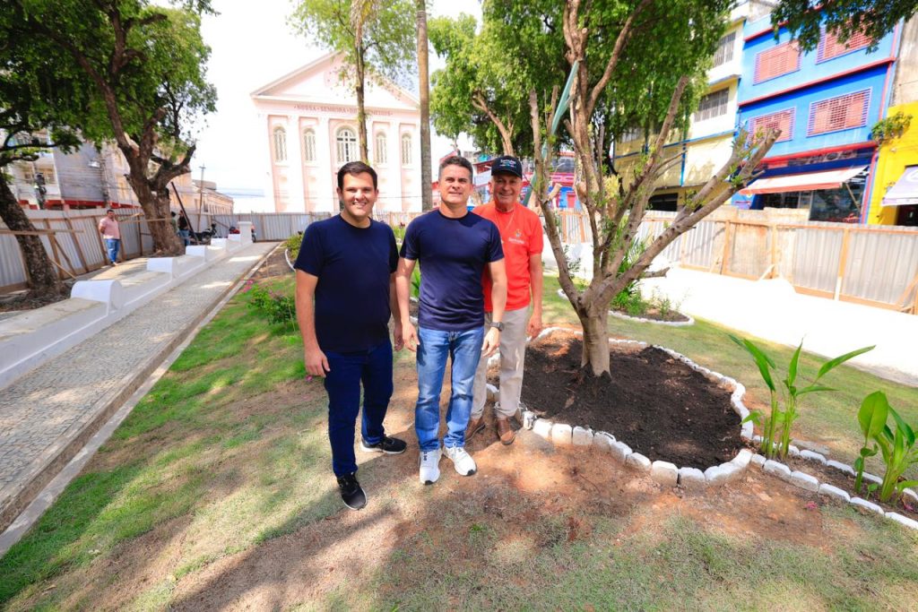 Prefeito-David-Almeida-e-vice-Renato-Junior-realizam-plantio-de-oliveiras-na-fase-final-do-restauro-da-praca-dos-Remedios-e-destacam-cuidado-historico-e-social-no-Centro