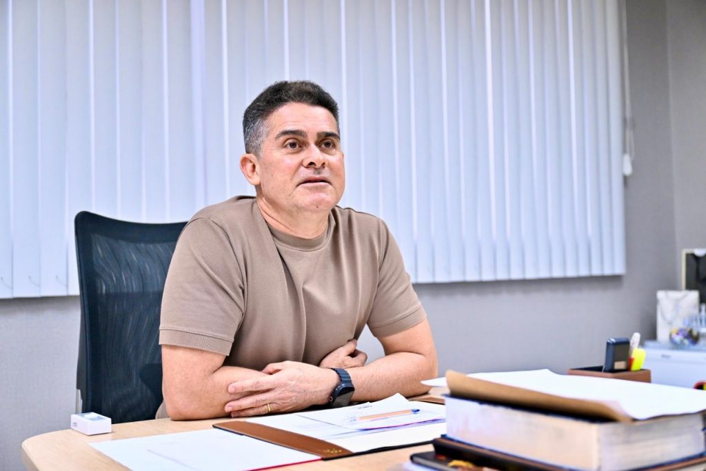 David Almeida em transmissão ao vivo desmentindo fake news sobre compra de radar meteorológico em Manaus