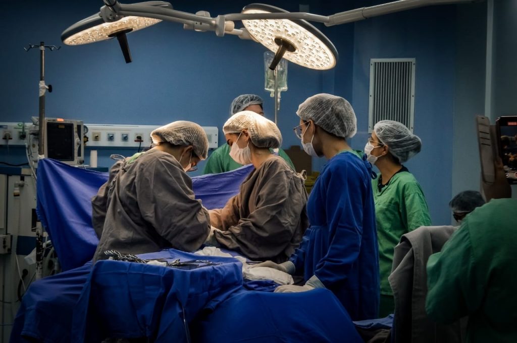 Rede de Saúde do AM registra mais de 13 mil atendimentos no Feriadão Médicos da Secretaria de Saúde do Amazonas realizam cirurgia em paciente
