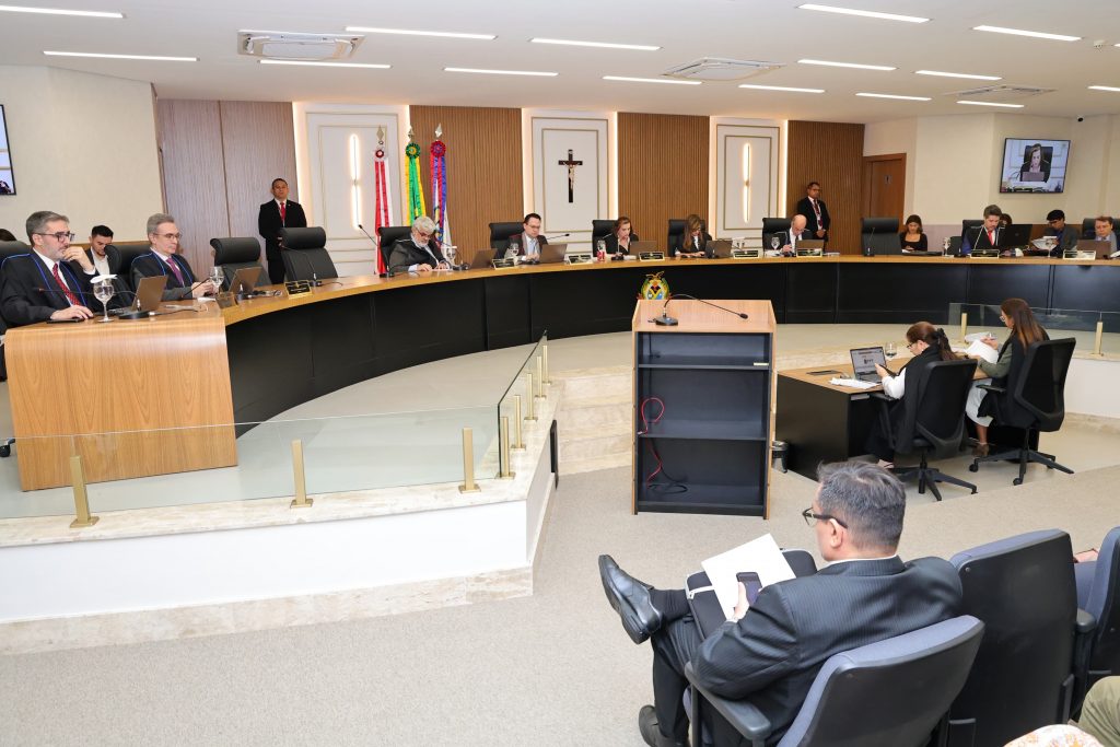 Auditório do Tribunal de Contas do Amazonas durante sessão plenária