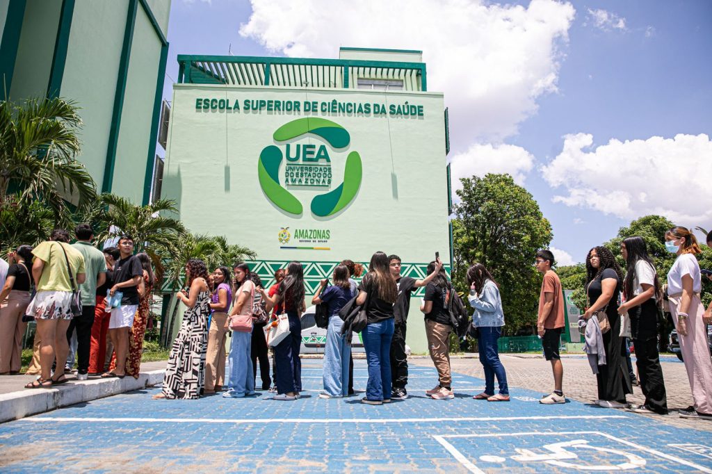 Provas SIS UEA: 12,28% de abstenção e novo curso de IA Alunos aguardam em fila para realizarem prova do SIS 2025, da UEA, em Manaus