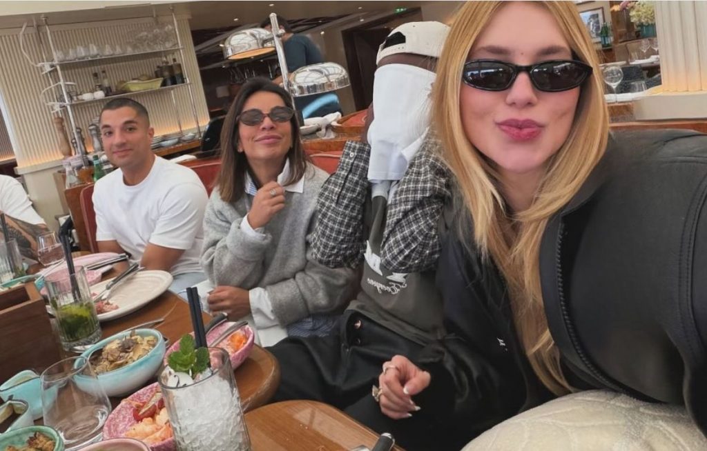 Virginia Fonseca publica primeira foto com Vini Jr., e jogador cobre o rosto Virginia Fonseca posa com Vini Jr. em Monte Carlo enquanto o jogador cobre o rosto com um guardanapo