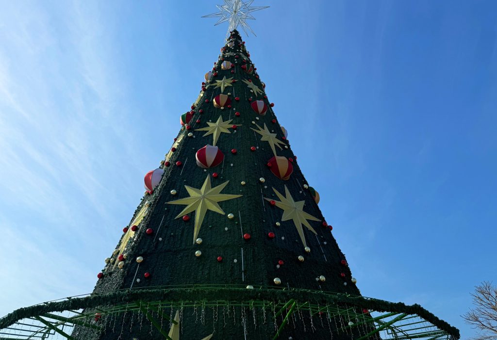 Decoração de Natal da Ponta Negra será inaugurada neste sábado (1º) Prefeito David Almeida vistoria a decoração natalina da Ponta Negra, com árvore digital e estrutura do evento Um Sonho Mágico de Natal em Manaus