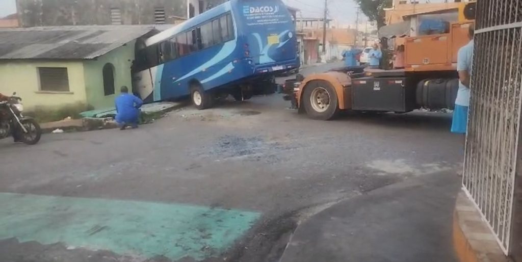 Ônibus do transporte especial invade casa após colisão no bairro Alvorada 2, em Manaus