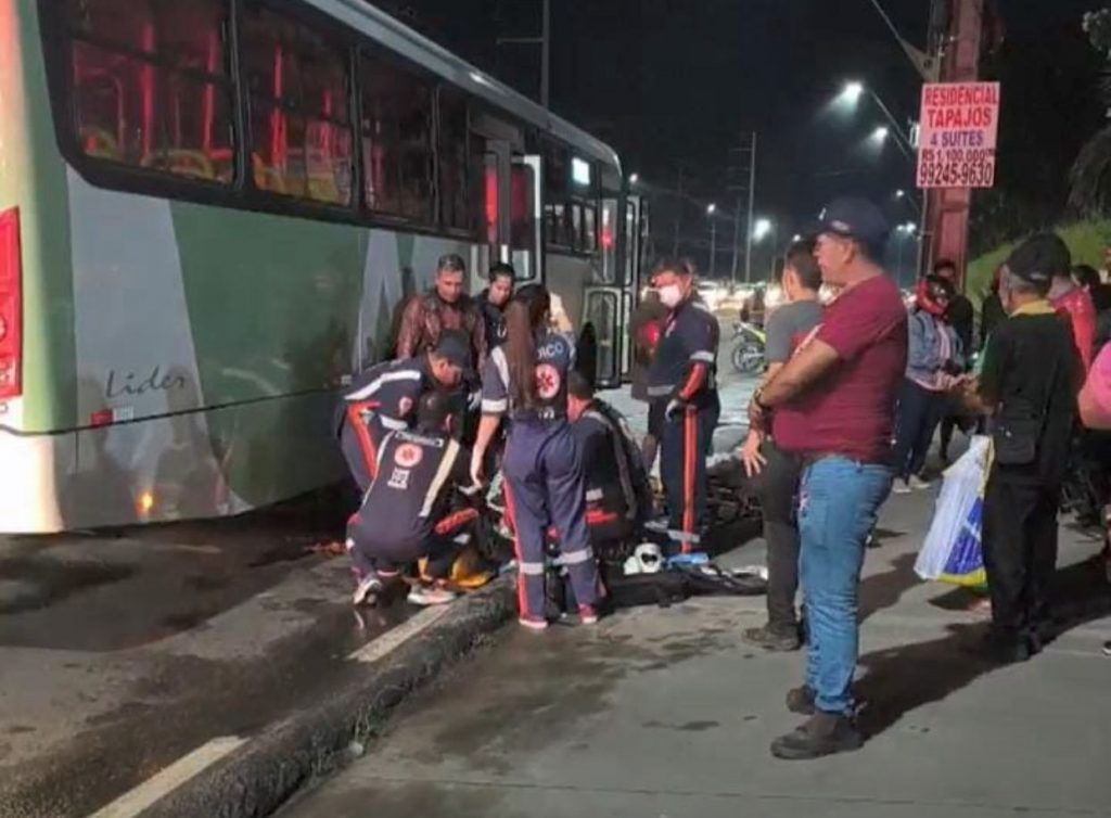 Mulher socorrida após acidente entre motocicleta e ônibus em Manaus
