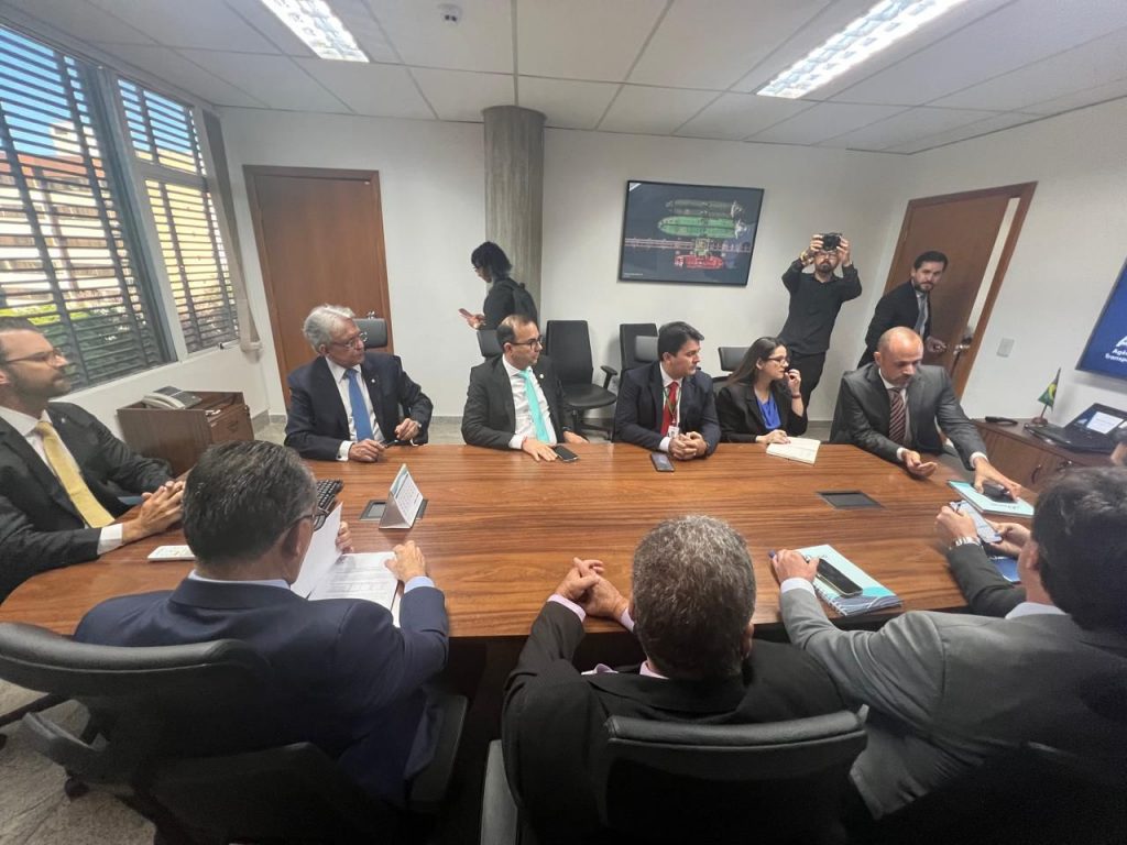 Antaq suspende ‘Taxa de Pouca Água’ que penalizava ZFM e comércio do AM Políticos e empresários debatem sobre taxa seca no Amazonas