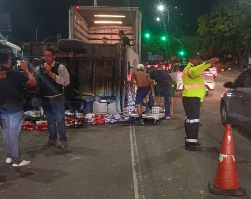 Caminhão baú capotado na avenida Cosme Ferreira, Zona Leste de Manaus