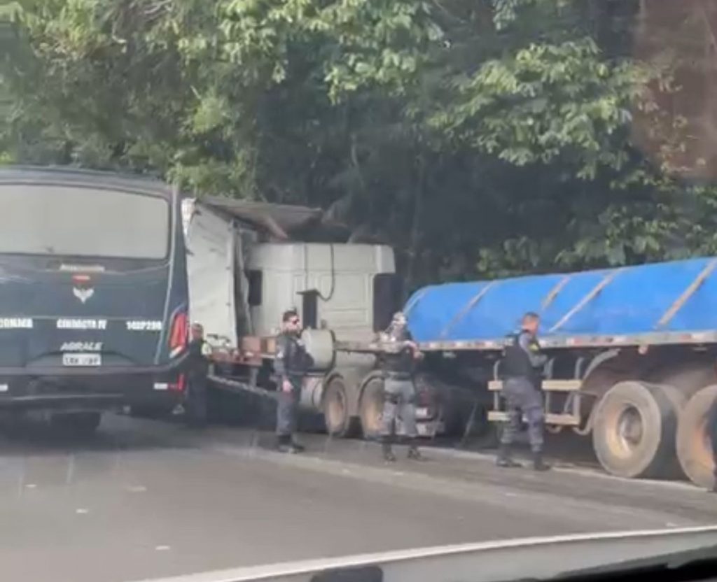 Carreta atinge caminhão e deixa duas pessoas feridas em avenida de Manaus Carreta desgovernada atinge caminhão e picape na Av. do Turismo, Tarumã, Manaus