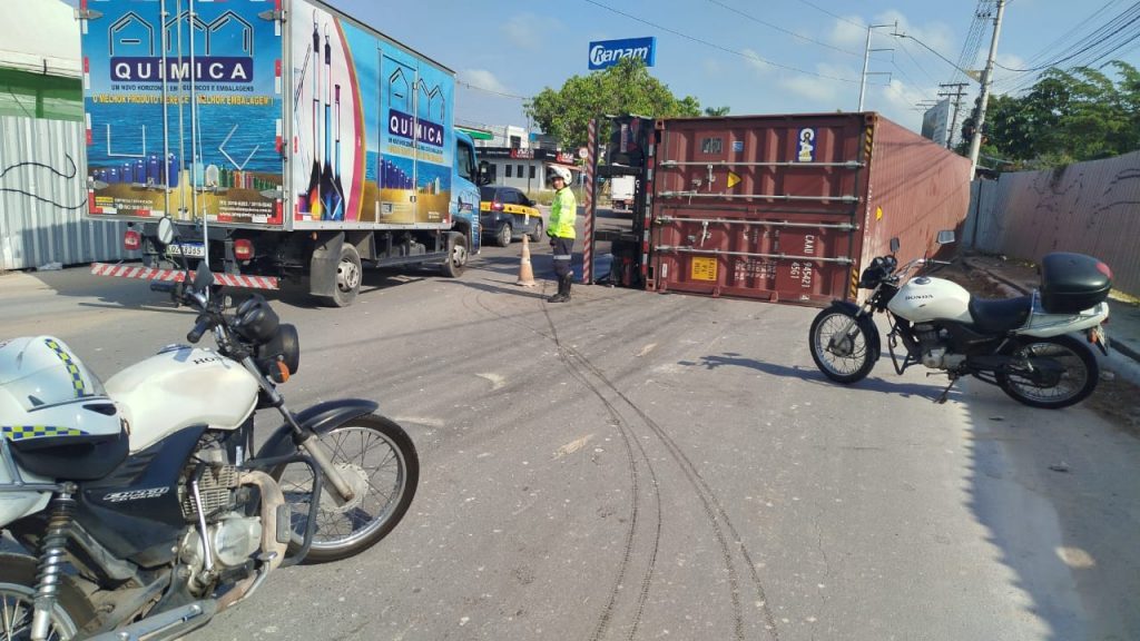Carreta tombada na avenida Autaz Mirim, em Manaus, com derramamento de óleo e pista parcialmente interditada.
