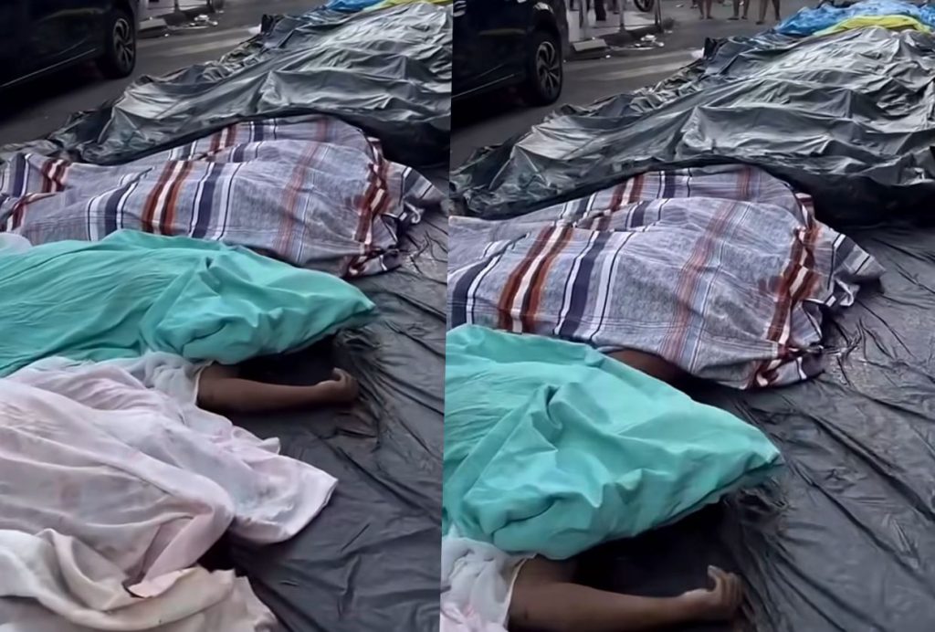 Número de mortos em operação no Rio de Janeiro pode ultrapassar 100 Corpos reunidos por moradores no Complexo da Penha após operação policial