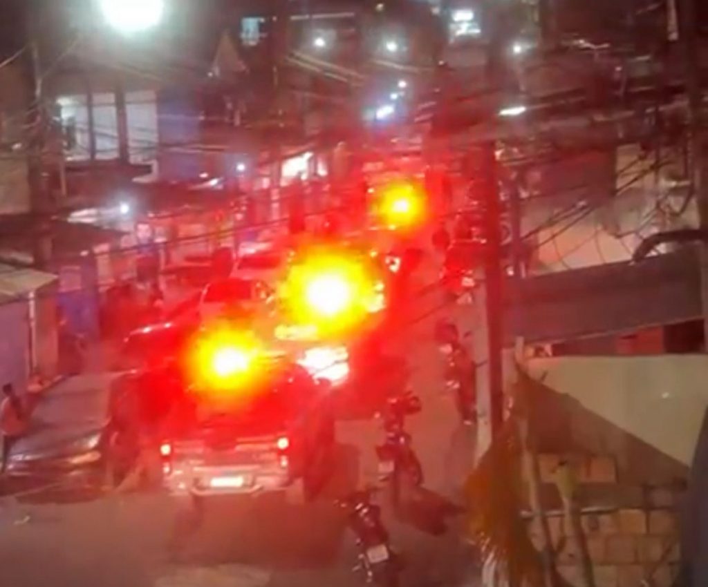 VÍDEOS: Facção de Manaus tenta homenagear mortos no RJ e é impedida pela polícia Polícia interrompe tentativa de homenagem do Comando Vermelho na Compensa, em Manaus.