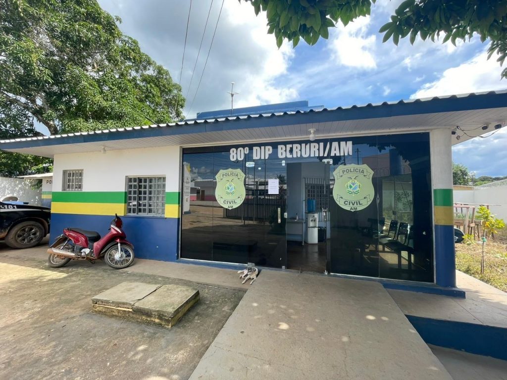 Policiais da 80ª DIP de Beruri cumprindo mandado de prisão preventiva.