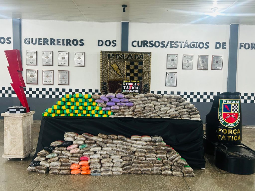 Tabletes de drogas apreendidos dentro de pneus de carreta em Manaus