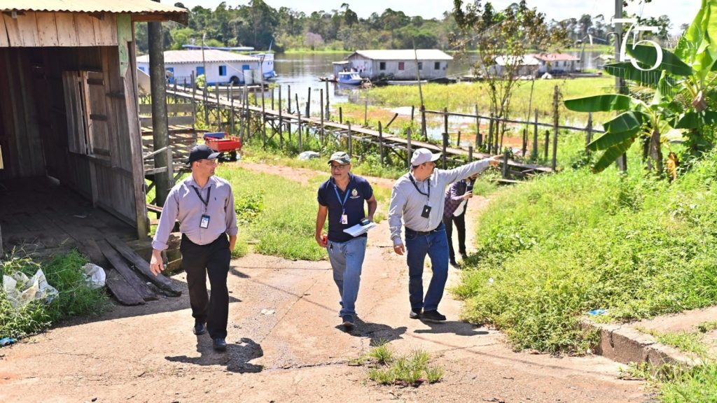 Auditores do TCE-AM realizando fiscalização no interior do Amazonas, garantindo transparência pública