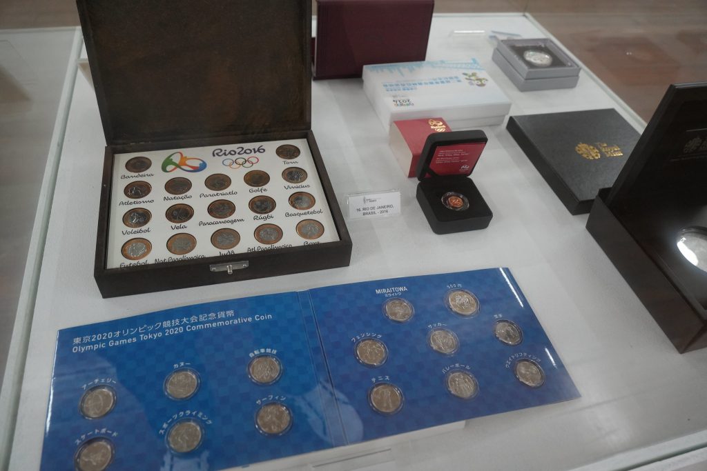 Visitantes observam peças esportivas raras na Exposição ESNA 2025 no Palacete Provincial em Manaus