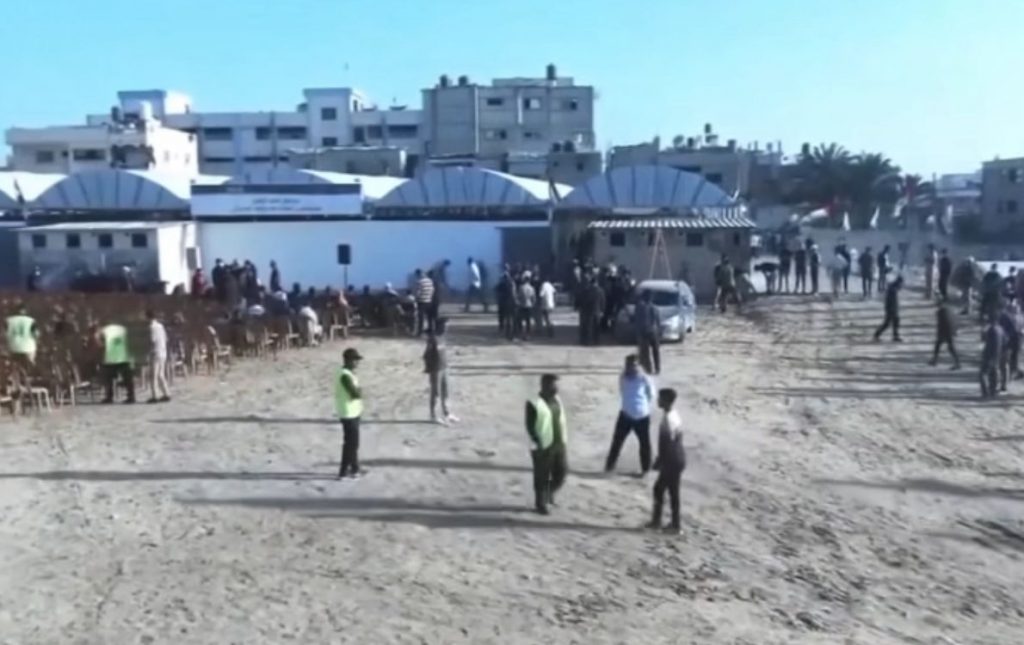 Famílias e militares recebem reféns israelenses libertados pelo Hamas na Praça dos Reféns, em Tel Aviv