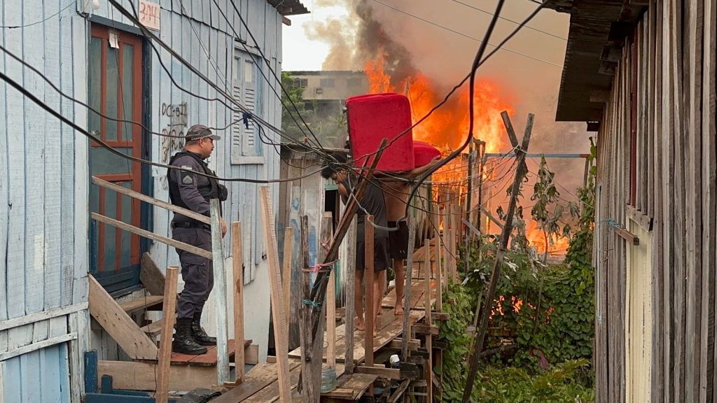 Veja vídeos! Incêndio destrói casas no bairro São Jorge Casas destruídas após incêndio no bairro São Jorge, em Manaus