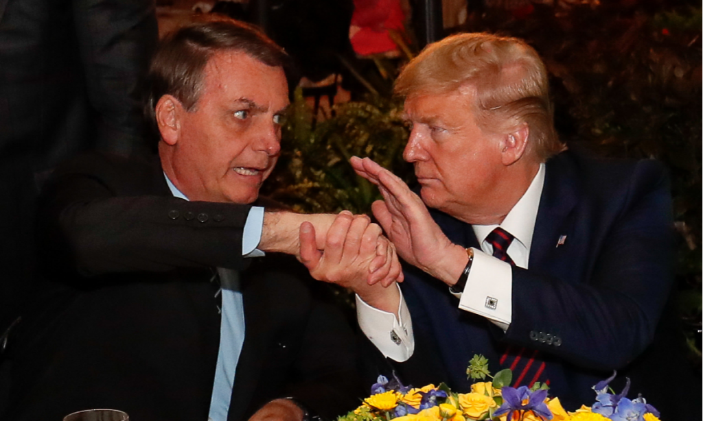 Trump vê vantagem política e deixa Bolsonaro para trás, diz ex-embaixador dos EUA Jair Bolsonaro e Donald Trump