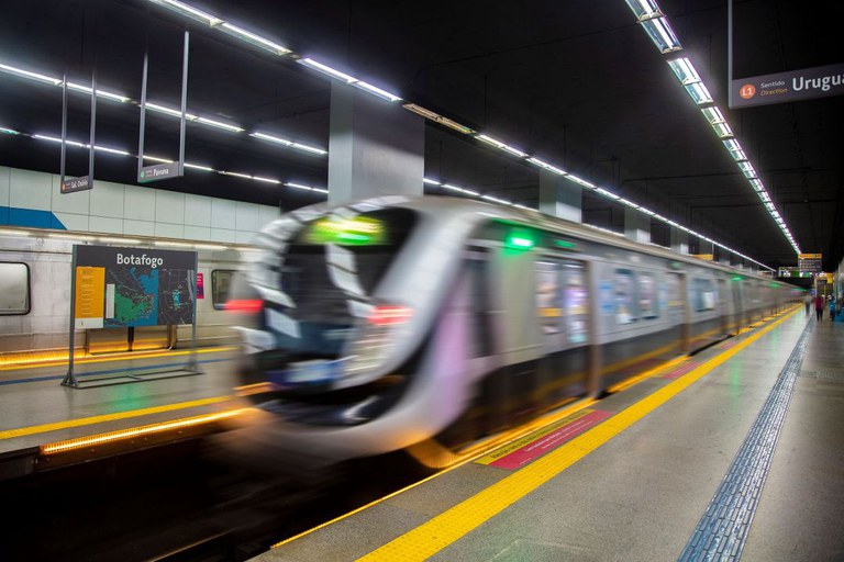 Governo Federal apresenta estudo para investimento de R$ 2,8 bi em corredores de BRT em Manaus A implementação dos projetos evitará a emissão de 3,1 milhões de toneladas de CO2 por ano - Foto: Getty Images