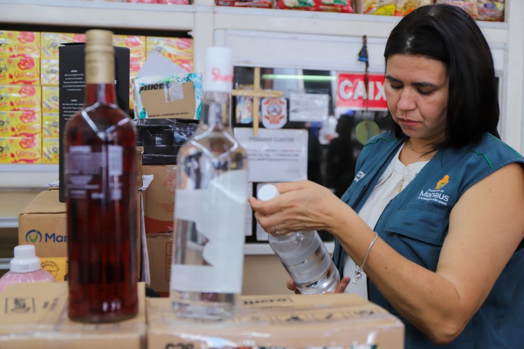 Fiscais da Visa Manaus durante operação Zero Metanol apreendendo bebidas irregulares