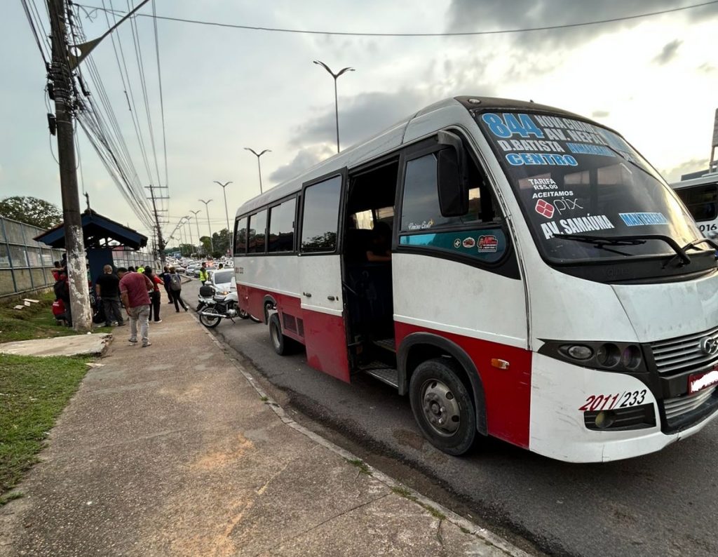 Micro-ônibus executivo retirado de circulação pela fiscalização do IMMU em Manaus