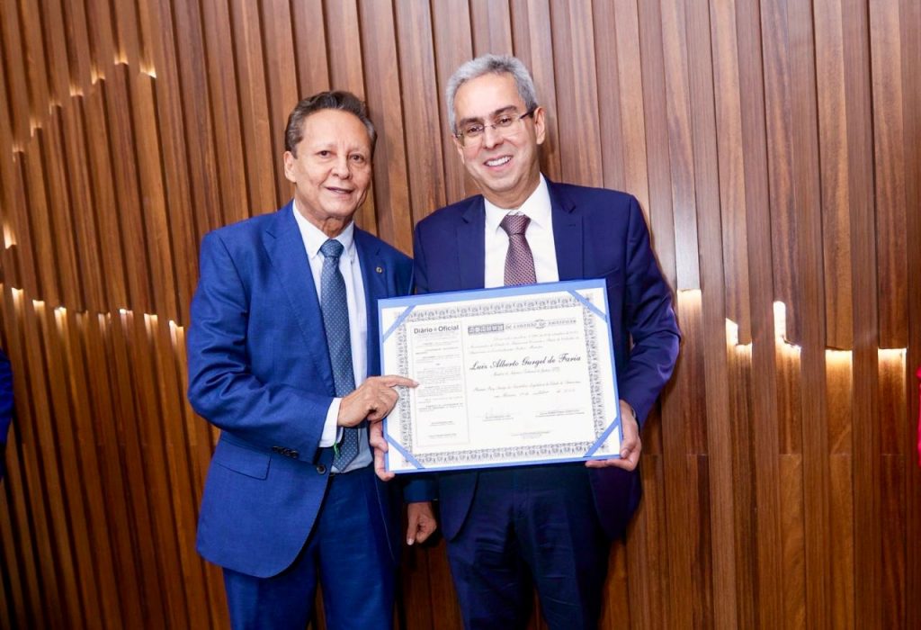 Deputado Adjuto Afonso ao lado do ministro Luiz Alberto Gurgel de Faria, na Aleam, em Manaus