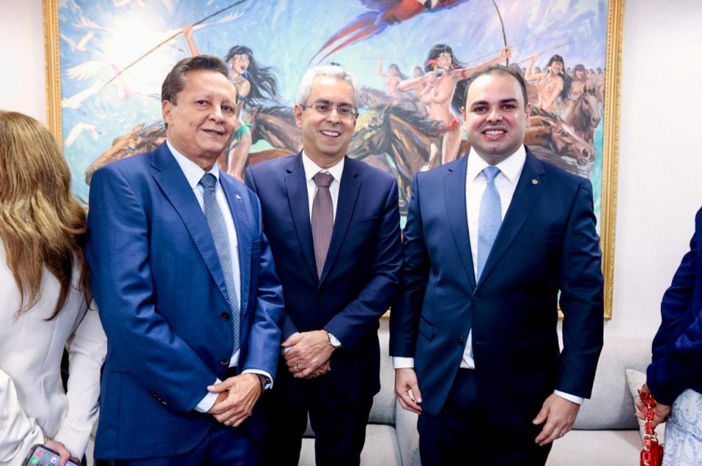 Ministro Luiz Alberto Gurgel de Faria ao lado dos deputados Roberto Cidade e Adjuto Afonso, na Aleam, em Manaus