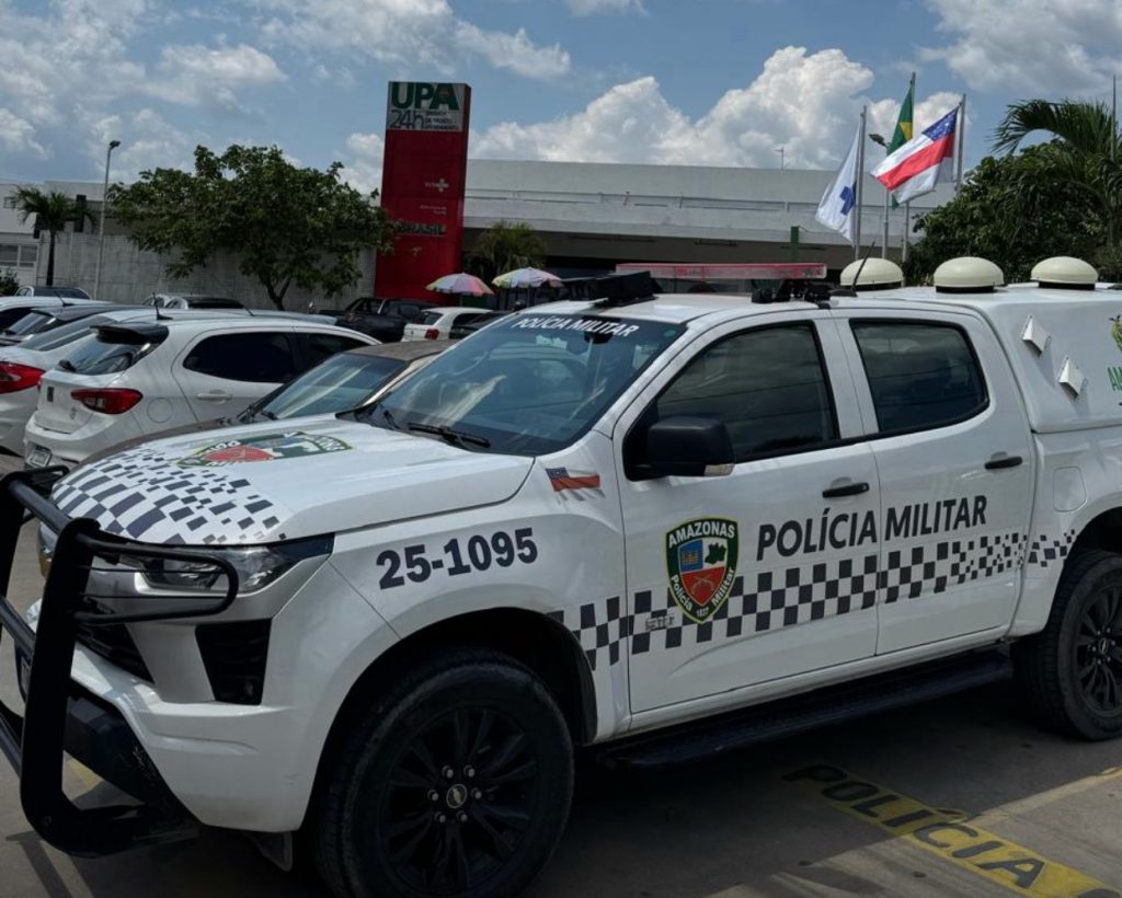 Policial militar recebendo atendimento após tentativa de assalto no bairro Tarumã, Manaus
