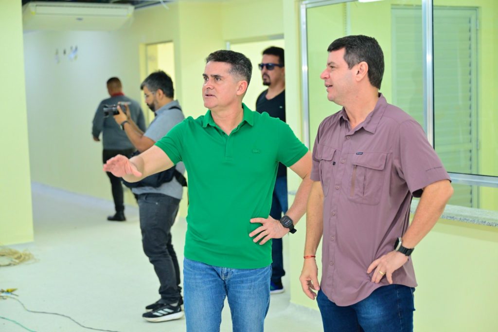 Prefeito David Almeida acompanha chegada de mobiliário na nova USF Adalgisa Barbosa, no Lírio do Vale, zona Oeste de Manaus