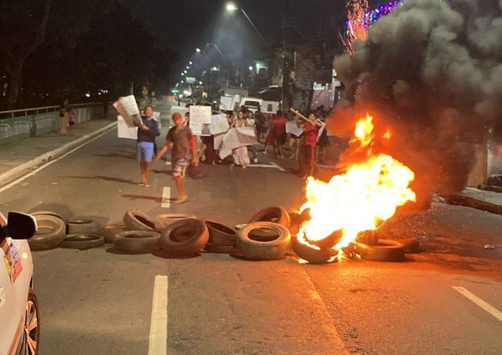 VÍDEO: Família de jovem morto em ação da Rocam em Manaus fecha a avenida Brasil Manifestantes bloqueiam avenida Brasil em protesto pela morte de jovem em ação da Rocam