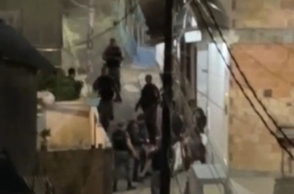 VÍDEO: Homem morre após trocar tiros com policiais da Rocam na Vila da Prata Polícia realiza operação no Beco Arthur Virgílio, na Vila da Prata