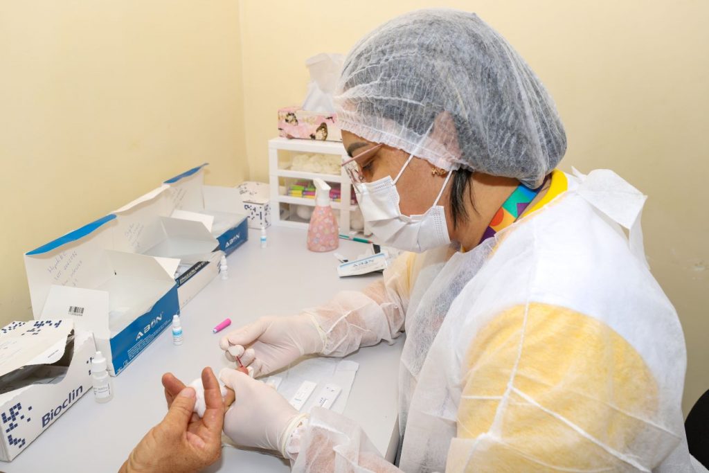 Profissional de saúde realiza teste rápido para sífilis em unidade básica de saúde em Manaus