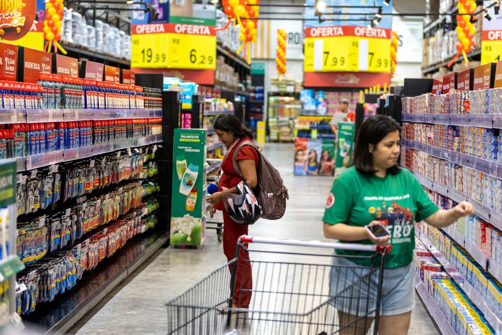 Profissionais trabalhando nas lojas Super Nova Era, Pátio Gourmet e TeuCard em Manaus