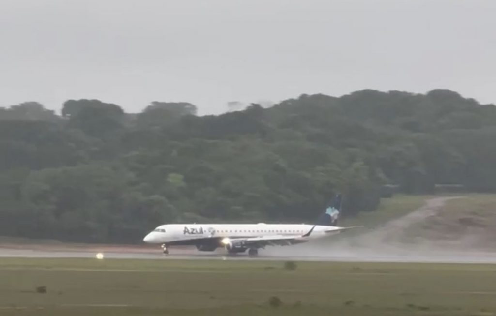 Aeronave Embraer E195AR da Azul realizando pouso de emergência em Manaus durante forte chuva