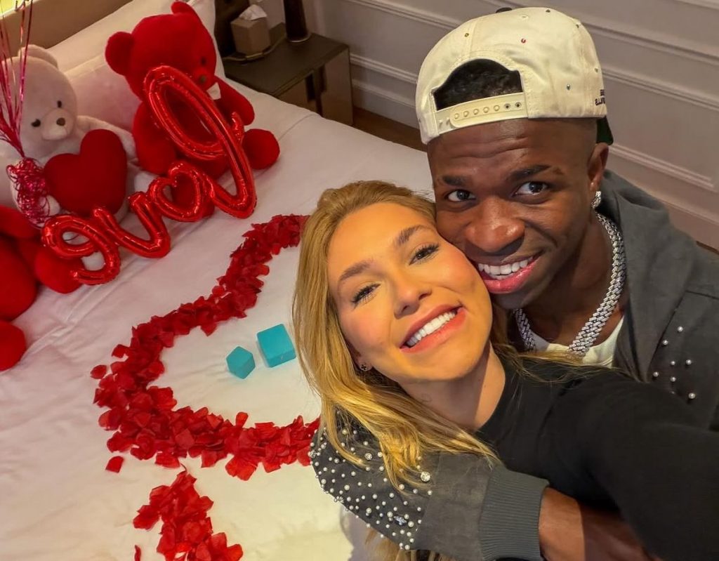 Virginia Fonseca e Vini Jr. assumem namoro com post romântico Virgínia Fonseca e Vini Jr posam juntos em quarto decorado com alianças ao assumir namoro