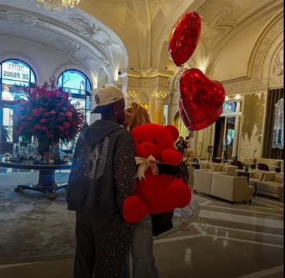 Fotos do pedido de Vini Jr. a Virginia Fonseca geram memes e polêmica Virginia e Vinny Jr se beijam em saguão do hotel