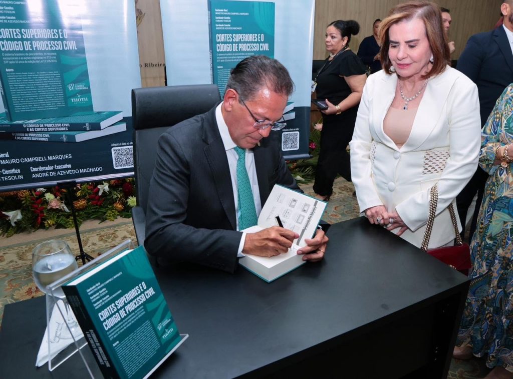 Presidente do TCE Yara Amazônia Lins prestigia lançamento de livro no tjam