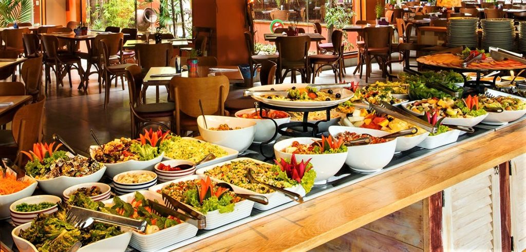 Vale-refeição: Como a mudança do Governo ajuda o prato do amazonense Restaurante expondo comida a quilo