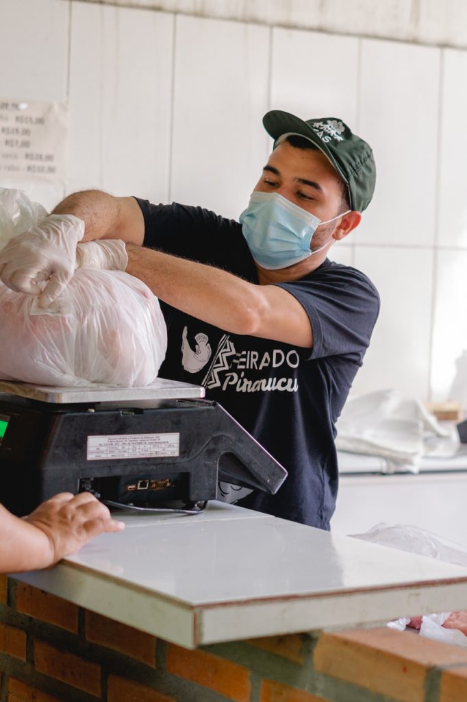 Manejadores vendem pirarucu sustentável da RDS Mamirauá em feira da Fundação Amazônia Sustentável em Manaus