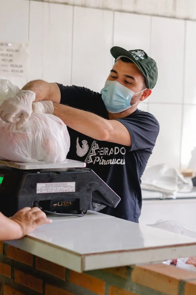 Manejadores vendem pirarucu sustentável da RDS Mamirauá em feira da Fundação Amazônia Sustentável em Manaus