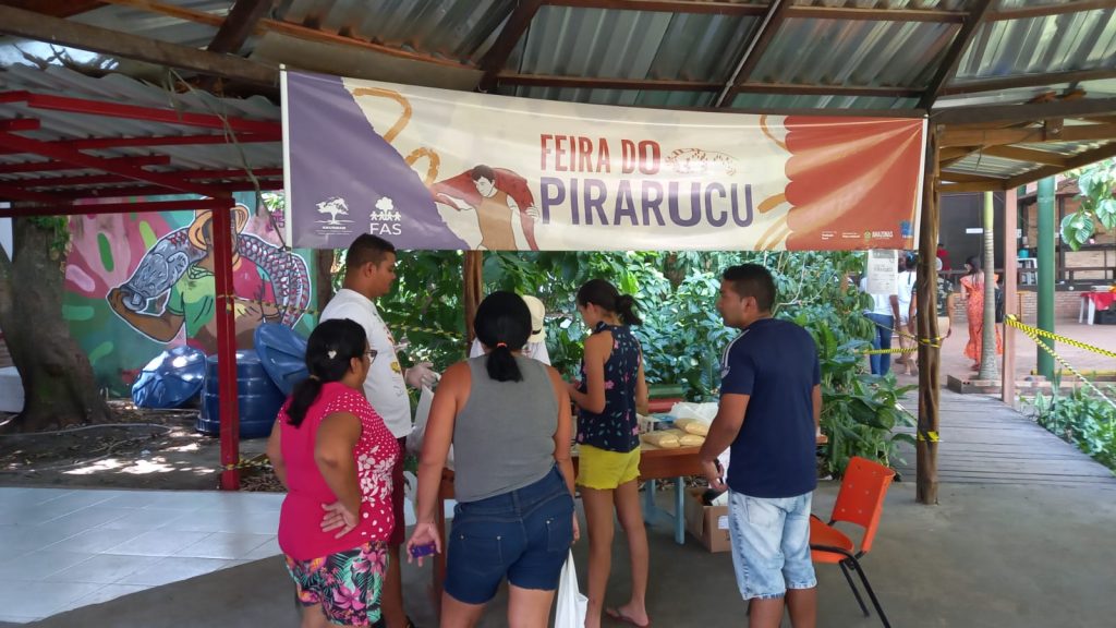 Manejadores vendem pirarucu sustentável da RDS Mamirauá em feira da Fundação Amazônia Sustentável em Manaus